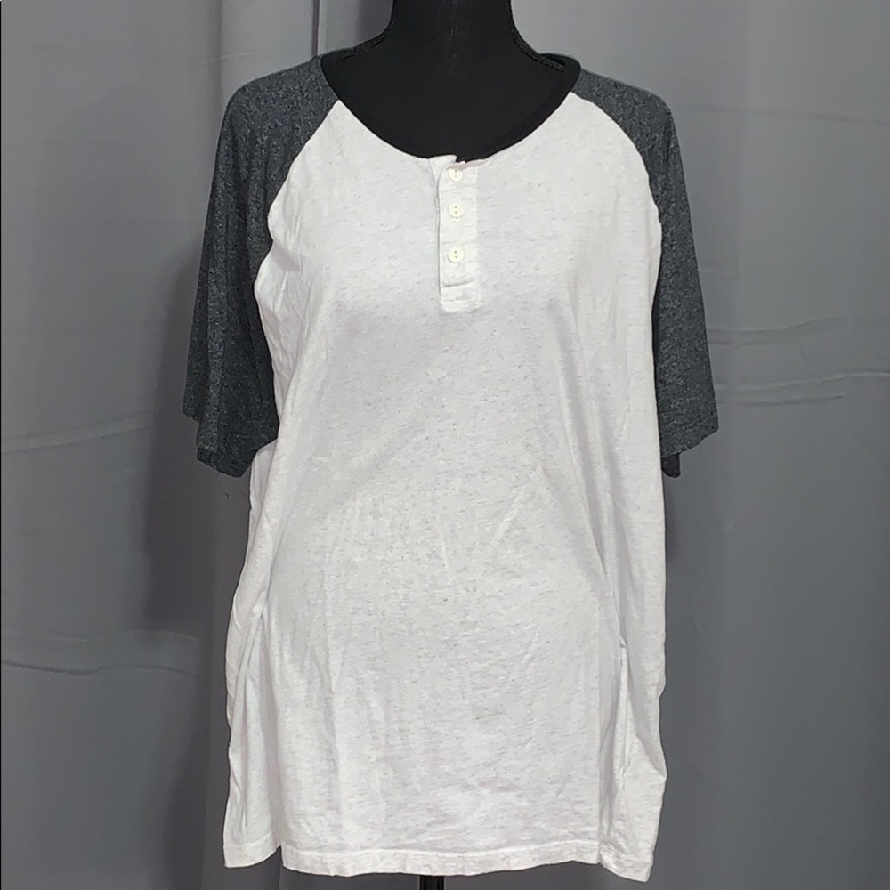 Short sleeved 3 button shirt.